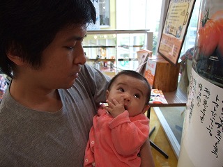 じっとお店の看板に見入る、好奇たっぷりの娘
